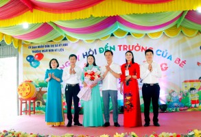 Đồng chí Trần Báu Hà, Uỷ viên Ban thường vụ Tỉnh ủy, Phó Chủ tịch UBND Tỉnh Hà Tĩnh cùng các thầy giáo, cô giáo của Sở GD&ĐT Hà Tĩnh tặng hoa chúc mừng.