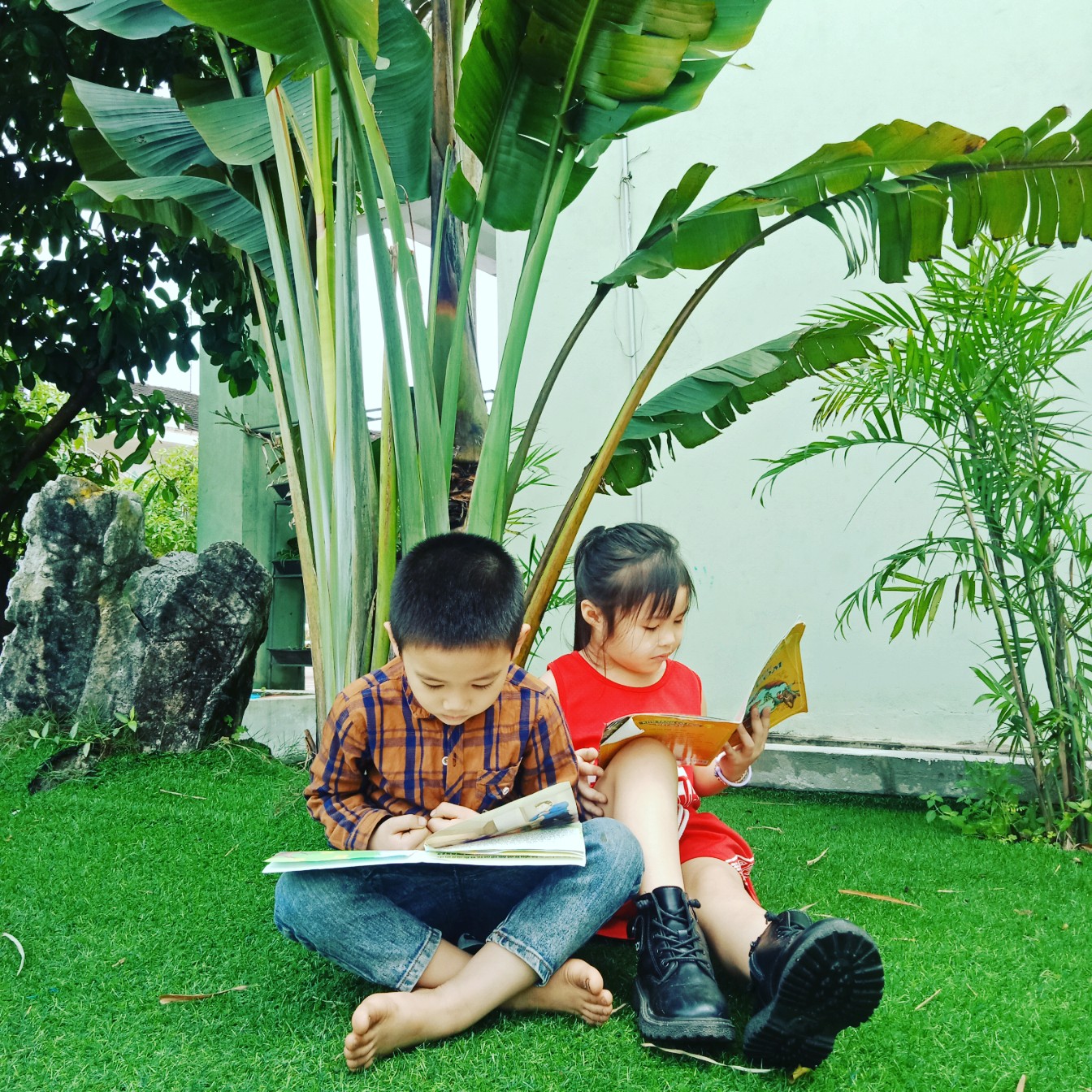 Học sinh tham gia hoạt động đọc sách tại trường mầm non Kỳ Liên