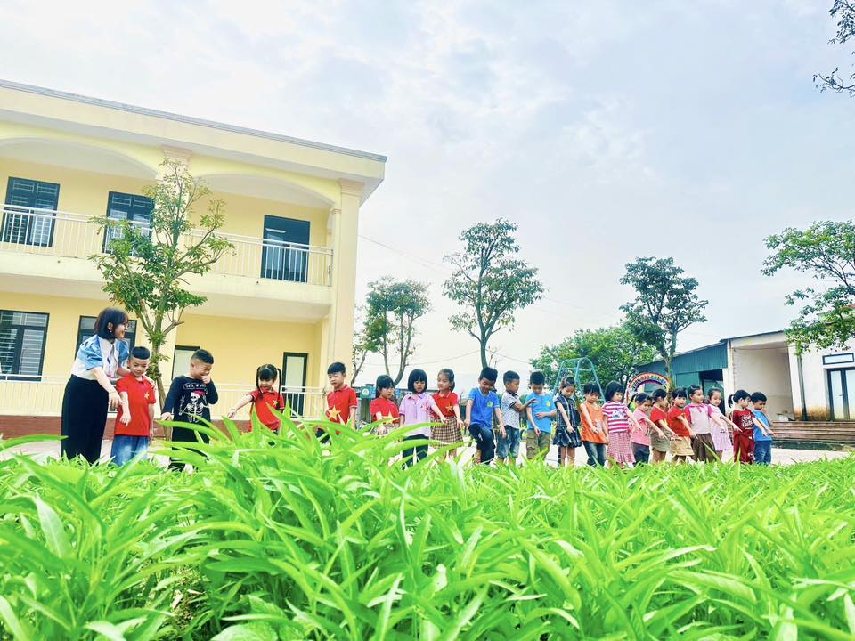 DẠO CHƠI THAM QUAN VƯỜN RAU CÙNG BÉ.